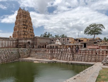 Virupaksha Tapınağı Hampi 'deki en eski yapılardan biridir. Hindistan.