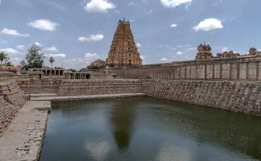 Virupaksha Tapınağı Hampi 'deki en eski yapılardan biridir. Hindistan.