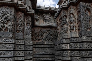 Hindu tanrılarının karmaşık oymaları ve ayrıca Halebidu Hindu tapınağındaki Hint destanlarından sahneler tasvir ediyor. Hindistan.