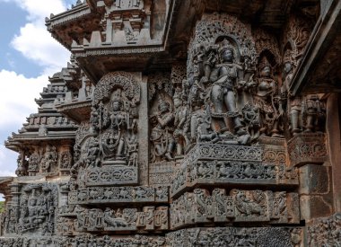 Hindu tanrılarının karmaşık oymaları ve ayrıca Halebidu Hindu tapınağındaki Hint destanlarından sahneler tasvir ediyor. Hindistan.