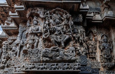 Hindu tanrılarının karmaşık oymaları ve ayrıca Halebidu Hindu tapınağındaki Hint destanlarından sahneler tasvir ediyor. Hindistan.