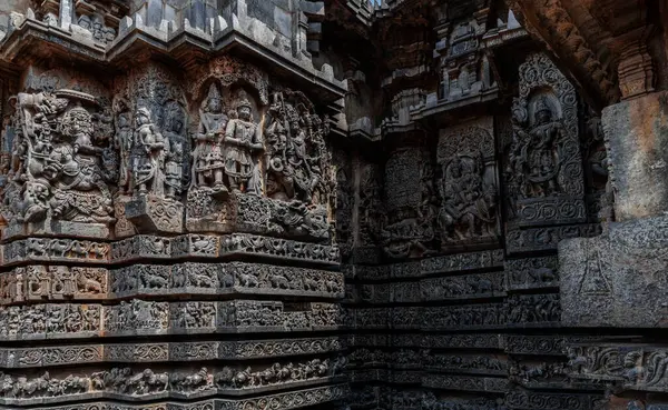 Hindu tanrılarının karmaşık oymaları ve ayrıca Halebidu Hindu tapınağındaki Hint destanlarından sahneler tasvir ediyor. Hindistan.