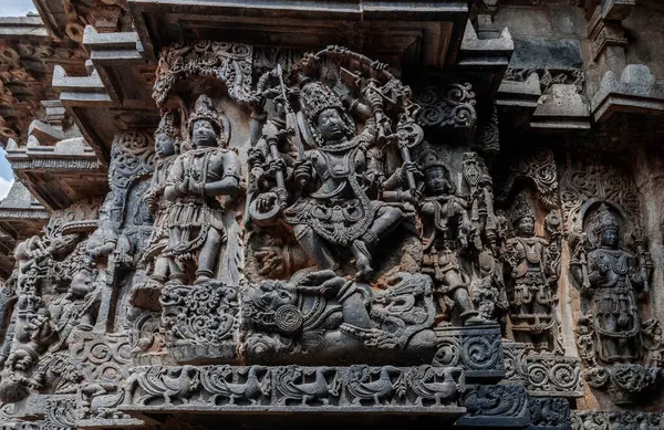 Hindu tanrılarının karmaşık oymaları ve ayrıca Halebidu Hindu tapınağındaki Hint destanlarından sahneler tasvir ediyor. Hindistan.
