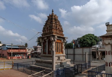 Bhandari Basadi 24 idolüyle en büyük Basadi 'dir. Shravanabelagola. Hindistan.
