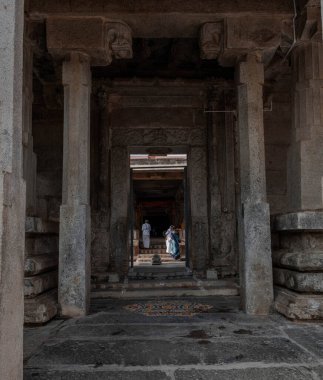 Bhandari Basadi 24 idolüyle en büyük Basadi 'dir. Shravanabelagola. Hindistan.