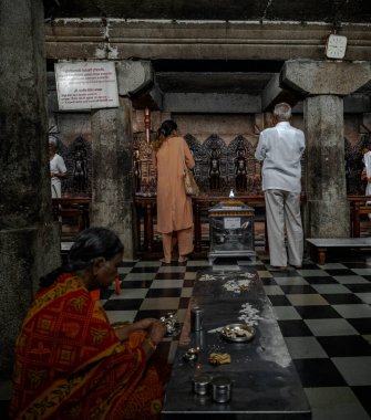 Bhandari Basadi 24 idolüyle en büyük Basadi 'dir. Shravanabelagola. Hindistan.