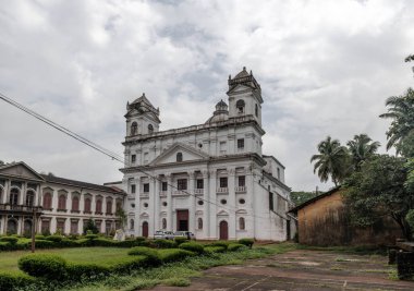 St. Cajetan Kilisesi hayatta kalan tek kubbe ve Goa 'daki en resimli kilisedir..