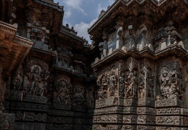 Halebidu 'daki Hoysaleswara Tapınağı heykelleri, karmaşık kabartmaları, detaylı frizleri ve tarihi ve ikonografisi ile ünlüdür..