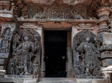 Halebidu 'daki Hoysaleswara Tapınağı heykelleri, karmaşık kabartmaları, detaylı frizleri ve tarihi ve ikonografisi ile ünlüdür..