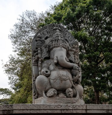 Halebidu 'daki Hoysaleswara Tapınağı heykelleri, karmaşık kabartmaları, detaylı frizleri ve tarihi ve ikonografisi ile ünlüdür..