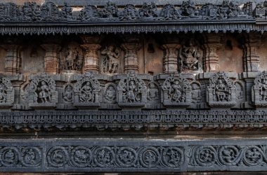 Belur Tapınak Kompleksi (Belur Tapınağı Kompleksi), mimarisi, heykelleri, kabartmaları, frizleri, ikonografisi, yazıtları ve tarihi ile ünlüdür..