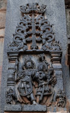 Belur Tapınak Kompleksi (Belur Tapınağı Kompleksi), mimarisi, heykelleri, kabartmaları, frizleri, ikonografisi, yazıtları ve tarihi ile ünlüdür..