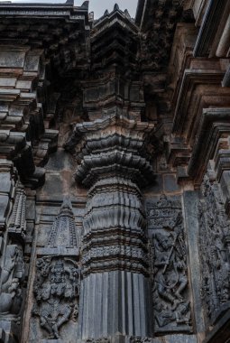 Belur Tapınak Kompleksi (Belur Tapınağı Kompleksi), mimarisi, heykelleri, kabartmaları, frizleri, ikonografisi, yazıtları ve tarihi ile ünlüdür..
