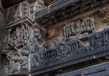 Belur Tapınak Kompleksi (Belur Tapınağı Kompleksi), mimarisi, heykelleri, kabartmaları, frizleri, ikonografisi, yazıtları ve tarihi ile ünlüdür..