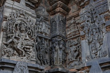 Belur Tapınak Kompleksi (Belur Tapınağı Kompleksi), mimarisi, heykelleri, kabartmaları, frizleri, ikonografisi, yazıtları ve tarihi ile ünlüdür..