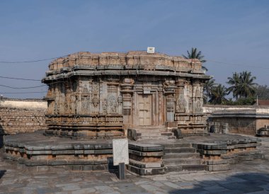 Belur Tapınak Kompleksi (Belur Tapınağı Kompleksi), mimarisi, heykelleri, kabartmaları, frizleri, ikonografisi, yazıtları ve tarihi ile ünlüdür..