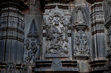 Belur Tapınak Kompleksi (Belur Tapınağı Kompleksi), mimarisi, heykelleri, kabartmaları, frizleri, ikonografisi, yazıtları ve tarihi ile ünlüdür..