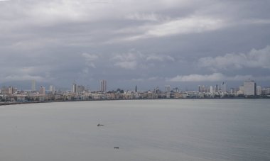 Körfez Bölgesi 'nin inci gerdanlığı Mumbai, Hindistan kıyılarını çerçeveler..