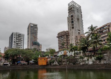 Banganga 'nın küçük bir bölgesi ve Mumbai' deki kutsal su deposu Banganga tankı. Hindistan.