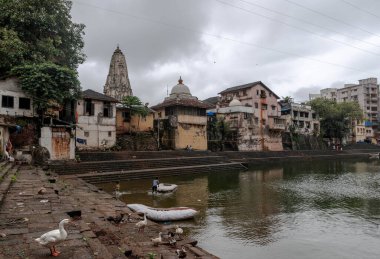 Banganga 'nın küçük bir bölgesi ve Mumbai' deki kutsal su deposu Banganga tankı. Hindistan.