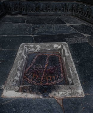 Küçük ve karmaşık oymalar, Hoysala İmparatorluğu tapınaklarının heykelleri. Belur. Hindistan.