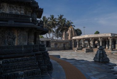 Küçük ve karmaşık oymalar, Hoysala İmparatorluğu tapınaklarının heykelleri. Belur. Hindistan.