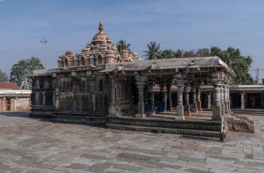 Küçük ve karmaşık oymalar, Hoysala İmparatorluğu tapınaklarının heykelleri. Belur. Hindistan.