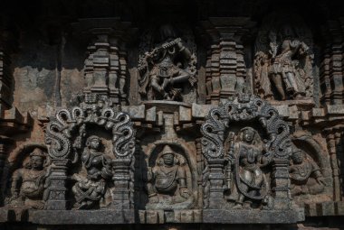 Küçük ve karmaşık oymalar, Hoysala İmparatorluğu tapınaklarının heykelleri. Belur. Hindistan.