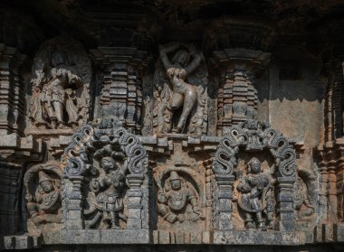 Küçük ve karmaşık oymalar, Hoysala İmparatorluğu tapınaklarının heykelleri. Belur. Hindistan.
