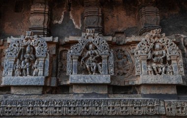Küçük ve karmaşık oymalar, Hoysala İmparatorluğu tapınaklarının heykelleri. Belur. Hindistan.