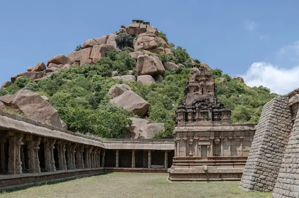  Hampi 'deki Achyutaraya Tapınağı' nın kalıntıları. Hindistan.
