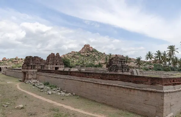  Hampi 'deki Achyutaraya Tapınağı' nın kalıntıları. Hindistan.