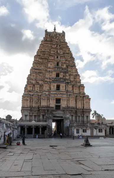 Virupaksha Tapınağı bir hac yeridir. Hampi. Hindistan.
