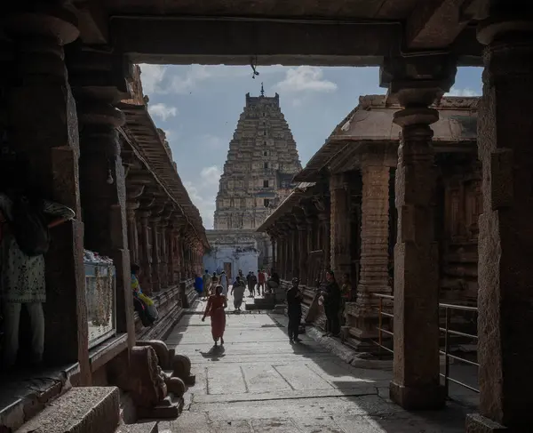 Virupaksha Tapınağı bir hac yeridir. Hampi. Hindistan.