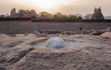 Hampi 'deki Malyavanta Tepesi' nde Rama Tapınağı Kompleksi. Hindistan.