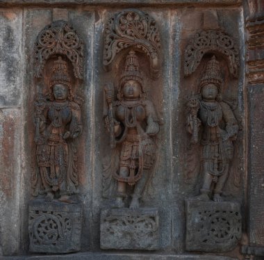 Hindistan Belur 'daki Hoysala tapınaklarının karmaşık oyma ve heykelleri.