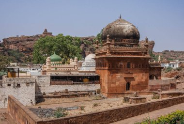 Badami, Hindistan 'ın Karnataka eyaletinde yer alan bir şehirdir..