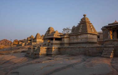Hampi 'deki Hemakutta Tepesi' nin yumuşak yamaçlarındaki tapınaklar. Hindistan.