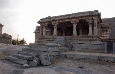 Hampi 'deki Hemakutta Tepesi' nin yumuşak yamaçlarındaki tapınaklar. Hindistan.