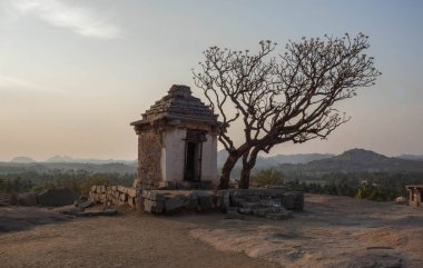 Hampi 'deki Hemakutta Tepesi' nin yumuşak yamaçlarındaki tapınaklar. Hindistan.