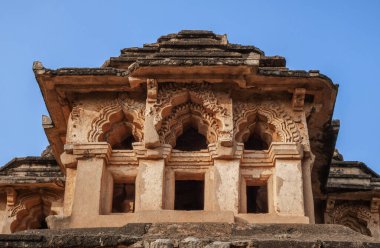 Lotus Mahal bir mimari başyapıttır, iki katlı bir yapıdır ve birçok açık kemer ile süslenmiştir. Hampi. Hindistan.