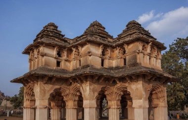 Lotus Mahal bir mimari başyapıttır, iki katlı bir yapıdır ve birçok açık kemer ile süslenmiştir. Hampi. Hindistan.