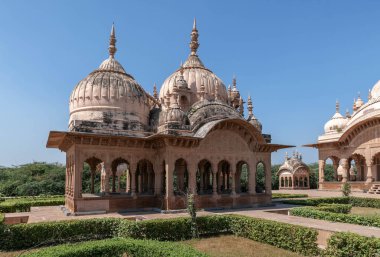 Mathura 'da en çok ziyaret edilen kutsal yerlerden biri Kusum Sarovar Gölü' dür. Hindistan.