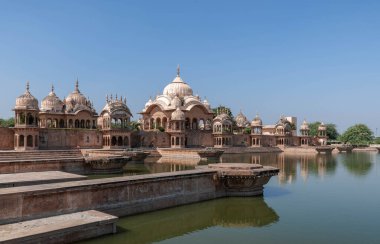 Mathura 'da en çok ziyaret edilen kutsal yerlerden biri Kusum Sarovar Gölü' dür. Hindistan.