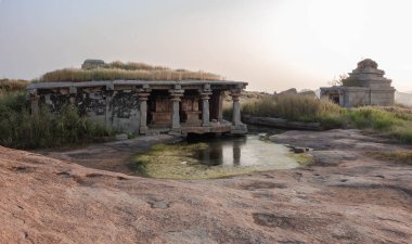 Hemakutta Tepesi 'nin yumuşak yamaçlarındaki tapınaklar. Hampi, Hindistan