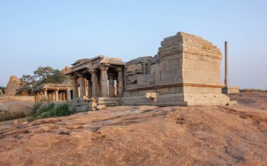 Hemakutta Tepesi 'nin yumuşak yamaçlarındaki tapınaklar. Hampi, Hindistan