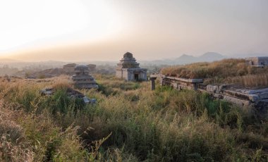 Hemakutta Tepesi 'nin yumuşak yamaçlarındaki tapınaklar. Hampi, Hindistan