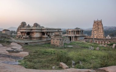 Hemakutta Tepesi 'nin yumuşak yamaçlarındaki tapınaklar. Hampi, Hindistan