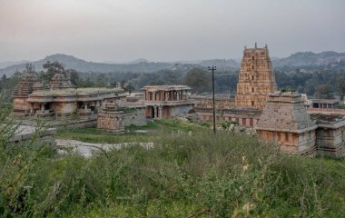 Hemakutta Tepesi 'nin yumuşak yamaçlarındaki tapınaklar. Hampi, Hindistan