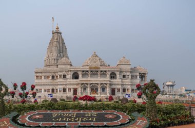 Prem Mandir ya da İlahi Aşk Tapınağı Hindistan 'ın Vrindavan şehrinde bir Hindu tapınağıdır..